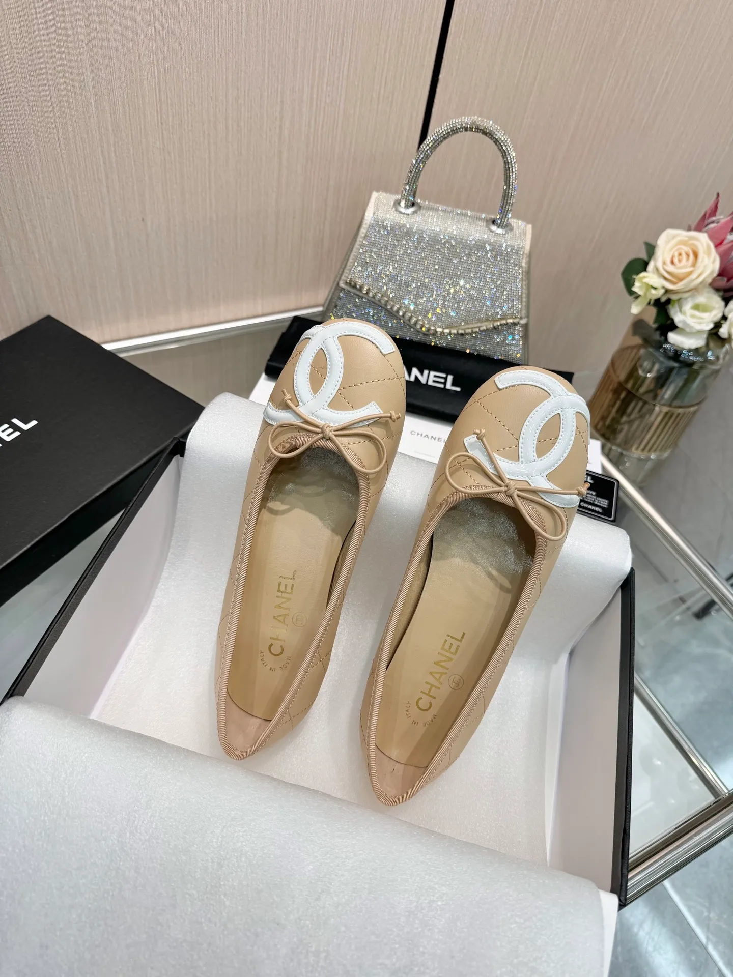 👟👟Ex-factory price 500👟👟 | ²⁰²5 𝐬𝐬 🤍🤎𝐂𝐇𝐀𝐍𝐄𝐋Chanel 26A catwalk style handmade Mary Jane women's shoes. Ballet shoes are so amazing, the bow pattern is so cute! Even if I don’t wear flat shoes, I can’t resist the temptation! The second recommended pair of Chanel logo women's shoes has great texture and is versatile. It is made of lambskin and has an original two-color outsole. Size: 35-40 (41 can be customized and cannot be returned or exchanged)